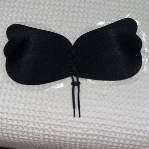 NWOT strapless & band-less lace up bra